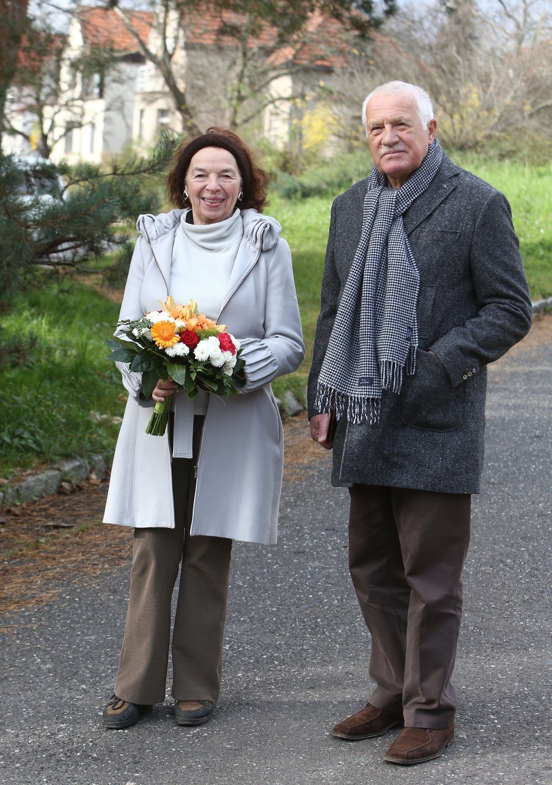 Exprezident při oslavě manželčiných 70. narozenin s šálou za 6500 korun.