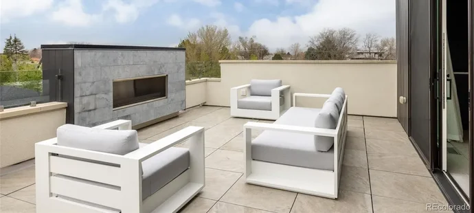 Nečas a jeho krásná partnerka Nikola koupili nový dům. Čtyři patra luxusu zahrnují několik ložnic, hernu, posilovnu, čtyři koupelny, venkovní kuchyň, bazén a mnoho dalšího.