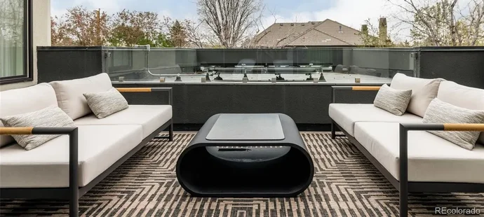 Nečas a jeho krásná partnerka Nikola koupili nový dům. Čtyři patra luxusu zahrnují několik ložnic, hernu, posilovnu, čtyři koupelny, venkovní kuchyň, bazén a mnoho dalšího.