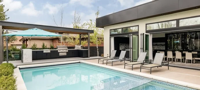 Nečas a jeho krásná partnerka Nikola koupili nový dům. Čtyři patra luxusu zahrnují několik ložnic, hernu, posilovnu, čtyři koupelny, venkovní kuchyň, bazén a mnoho dalšího.