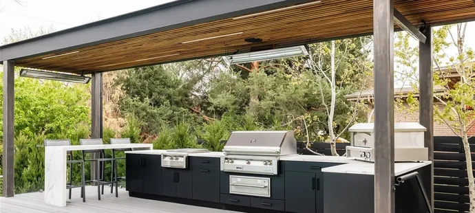 Nečas a jeho krásná partnerka Nikola koupili nový dům. Čtyři patra luxusu zahrnují několik ložnic, hernu, posilovnu, čtyři koupelny, venkovní kuchyň, bazén a mnoho dalšího.