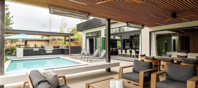 Nečas a jeho krásná partnerka Nikola koupili nový dům. Čtyři patra luxusu zahrnují několik ložnic, hernu, posilovnu, čtyři koupelny, venkovní kuchyň, bazén a mnoho dalšího.