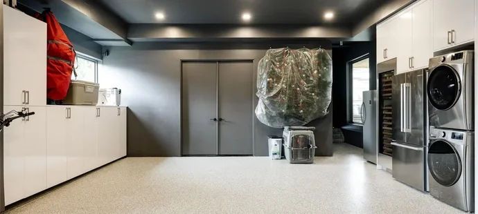 Nečas a jeho krásná partnerka Nikola koupili nový dům. Čtyři patra luxusu zahrnují několik ložnic, hernu, posilovnu, čtyři koupelny, venkovní kuchyň, bazén a mnoho dalšího.