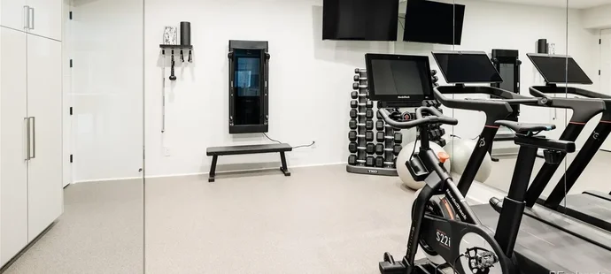 Nečas a jeho krásná partnerka Nikola koupili nový dům. Čtyři patra luxusu zahrnují několik ložnic, hernu, posilovnu, čtyři koupelny, venkovní kuchyň, bazén a mnoho dalšího.