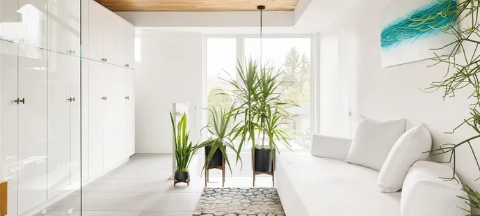 Nečas a jeho krásná partnerka Nikola koupili nový dům. Čtyři patra luxusu zahrnují několik ložnic, hernu, posilovnu, čtyři koupelny, venkovní kuchyň, bazén a mnoho dalšího.