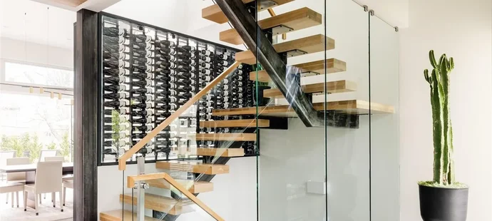 Nečas a jeho krásná partnerka Nikola koupili nový dům. Čtyři patra luxusu zahrnují několik ložnic, hernu, posilovnu, čtyři koupelny, venkovní kuchyň, bazén a mnoho dalšího.