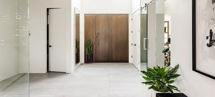 Nečas a jeho krásná partnerka Nikola koupili nový dům. Čtyři patra luxusu zahrnují několik ložnic, hernu, posilovnu, čtyři koupelny, venkovní kuchyň, bazén a mnoho dalšího.