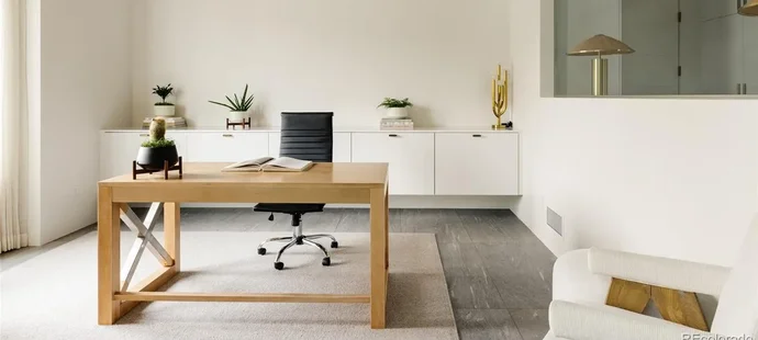 Nečas a jeho krásná partnerka Nikola koupili nový dům. Čtyři patra luxusu zahrnují několik ložnic, hernu, posilovnu, čtyři koupelny, venkovní kuchyň, bazén a mnoho dalšího.