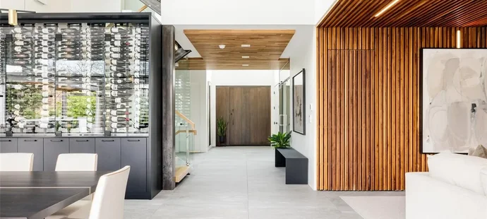 Nečas a jeho krásná partnerka Nikola koupili nový dům. Čtyři patra luxusu zahrnují několik ložnic, hernu, posilovnu, čtyři koupelny, venkovní kuchyň, bazén a mnoho dalšího.