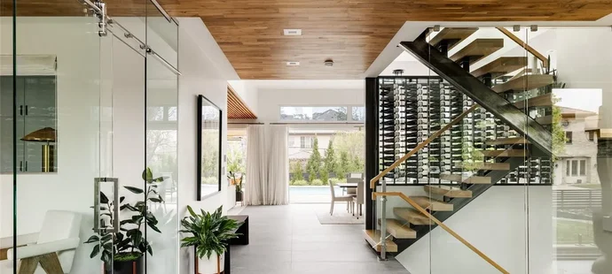 Nečas a jeho krásná partnerka Nikola koupili nový dům. Čtyři patra luxusu zahrnují několik ložnic, hernu, posilovnu, čtyři koupelny, venkovní kuchyň, bazén a mnoho dalšího.