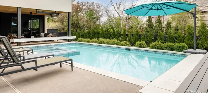 Nečas a jeho krásná partnerka Nikola koupili nový dům. Čtyři patra luxusu zahrnují několik ložnic, hernu, posilovnu, čtyři koupelny, venkovní kuchyň, bazén a mnoho dalšího.