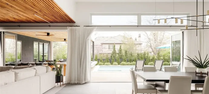 Nečas a jeho krásná partnerka Nikola koupili nový dům. Čtyři patra luxusu zahrnují několik ložnic, hernu, posilovnu, čtyři koupelny, venkovní kuchyň, bazén a mnoho dalšího.