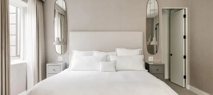 Nečas a jeho krásná partnerka Nikola koupili nový dům. Čtyři patra luxusu zahrnují několik ložnic, hernu, posilovnu, čtyři koupelny, venkovní kuchyň, bazén a mnoho dalšího.