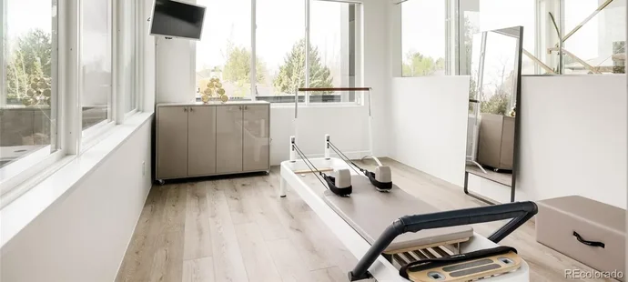 Nečas a jeho krásná partnerka Nikola koupili nový dům. Čtyři patra luxusu zahrnují několik ložnic, hernu, posilovnu, čtyři koupelny, venkovní kuchyň, bazén a mnoho dalšího.