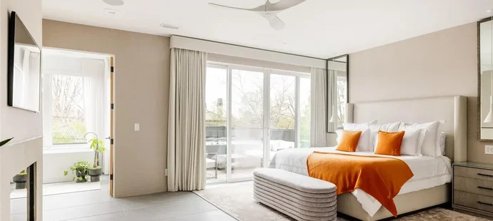 Nečas a jeho krásná partnerka Nikola koupili nový dům. Čtyři patra luxusu zahrnují několik ložnic, hernu, posilovnu, čtyři koupelny, venkovní kuchyň, bazén a mnoho dalšího.