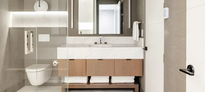 Nečas a jeho krásná partnerka Nikola koupili nový dům. Čtyři patra luxusu zahrnují několik ložnic, hernu, posilovnu, čtyři koupelny, venkovní kuchyň, bazén a mnoho dalšího.