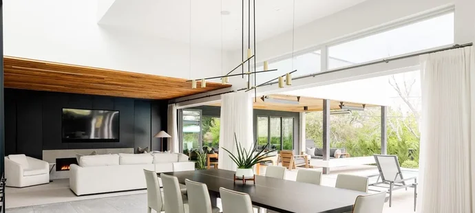 Nečas a jeho krásná partnerka Nikola koupili nový dům. Čtyři patra luxusu zahrnují několik ložnic, hernu, posilovnu, čtyři koupelny, venkovní kuchyň, bazén a mnoho dalšího.