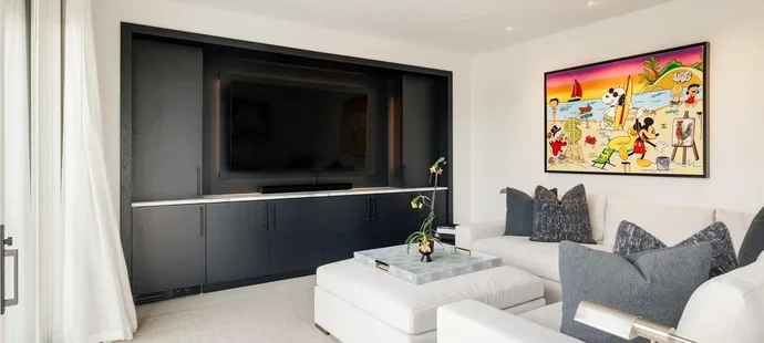 Nečas a jeho krásná partnerka Nikola koupili nový dům. Čtyři patra luxusu zahrnují několik ložnic, hernu, posilovnu, čtyři koupelny, venkovní kuchyň, bazén a mnoho dalšího.