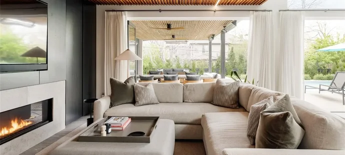 Nečas a jeho krásná partnerka Nikola koupili nový dům. Čtyři patra luxusu zahrnují několik ložnic, hernu, posilovnu, čtyři koupelny, venkovní kuchyň, bazén a mnoho dalšího.