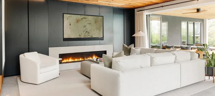 Nečas a jeho krásná partnerka Nikola koupili nový dům. Čtyři patra luxusu zahrnují několik ložnic, hernu, posilovnu, čtyři koupelny, venkovní kuchyň, bazén a mnoho dalšího.