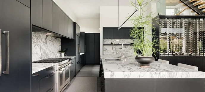 Nečas a jeho krásná partnerka Nikola koupili nový dům. Čtyři patra luxusu zahrnují několik ložnic, hernu, posilovnu, čtyři koupelny, venkovní kuchyň, bazén a mnoho dalšího.