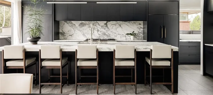 Nečas a jeho krásná partnerka Nikola koupili nový dům. Čtyři patra luxusu zahrnují několik ložnic, hernu, posilovnu, čtyři koupelny, venkovní kuchyň, bazén a mnoho dalšího.