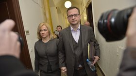 Jana Nečasová u soudu s manželem Petrem Nečasem