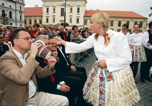 S dívkami v krojích se Nečas dobře bavil