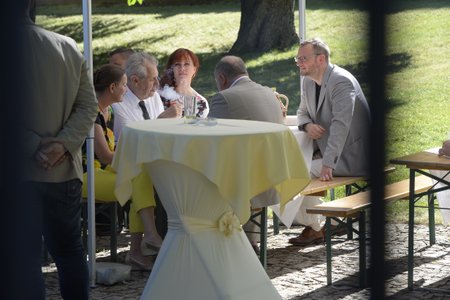 Expremiér Nečas u stolu s manželkou Janou, prezidentem Zemanem a šéfkou ERÚ Alenou Vitáskovou