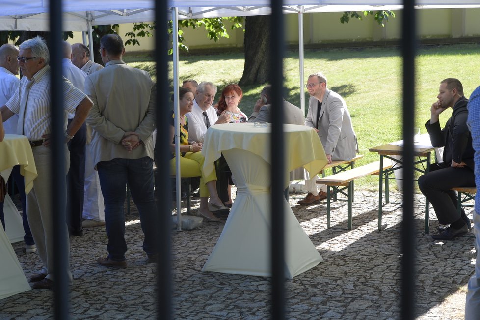 Expremiér Nečas u stolu s manželkou Janou, prezidentem Zemanem a šéfkou ERÚ Alenou Vitáskovou