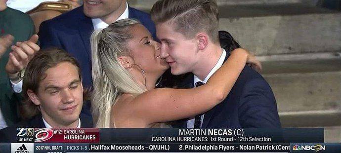 Sestra Aneta doprovázela Martina Nečase už na Zlaté hokejce. Nyní mu gratulovala během draftu NHL
