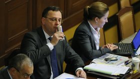 Premiér Petr Nečas se musel posilnit energetickým drinkem