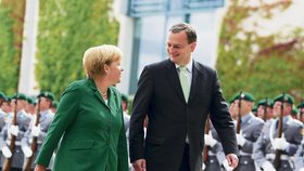 Že by Nečas Merkelové vyprávěl vtipné zážitky z cesty autem?