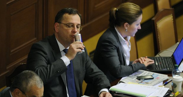 Premiér Petr Nečas se musel posilnit energetickým drinkem