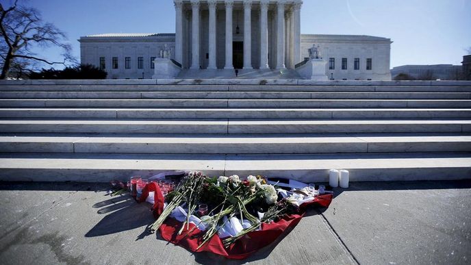 Nečekaným tématem předvolebních diskuzí uchazečů o prezidentský úřad se stalo křeslo soudce Nejvyššího soudu USA, jež v sobotu opustil Antonin Scalia. Nečekaným tématem předvolebních diskuzí uchazečů o prezidentský úřad se stalo křeslo soudce Nejvyššího soudu USA, jež v sobotu opustil Antonin Scalia.