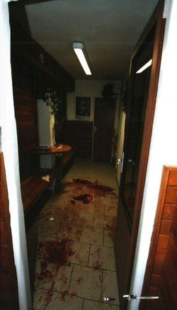 Kaluž krve v chodbičce, kde zřejmě došlo k napadení