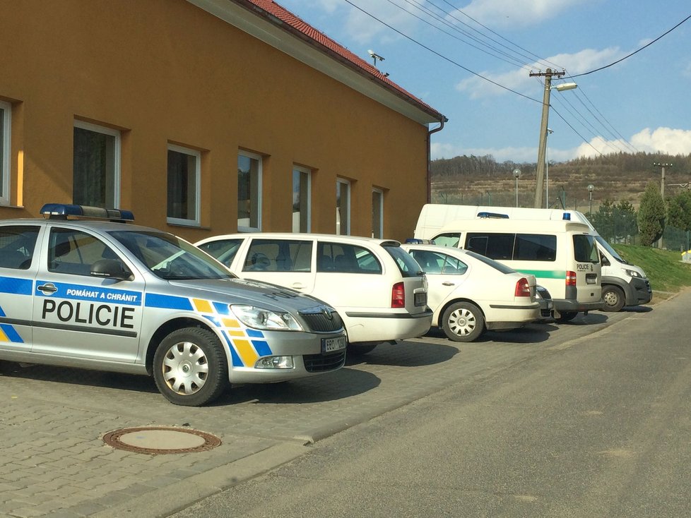 Policisté si zřídili základnu v centru obce v restauraci, kde mají dostatek prostoru na plánování dalších kroků.