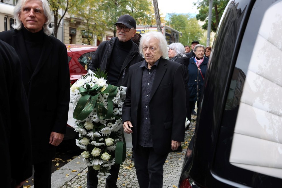 Václav Neckář s bratrem na pohřbu Eduarda Krečmara.