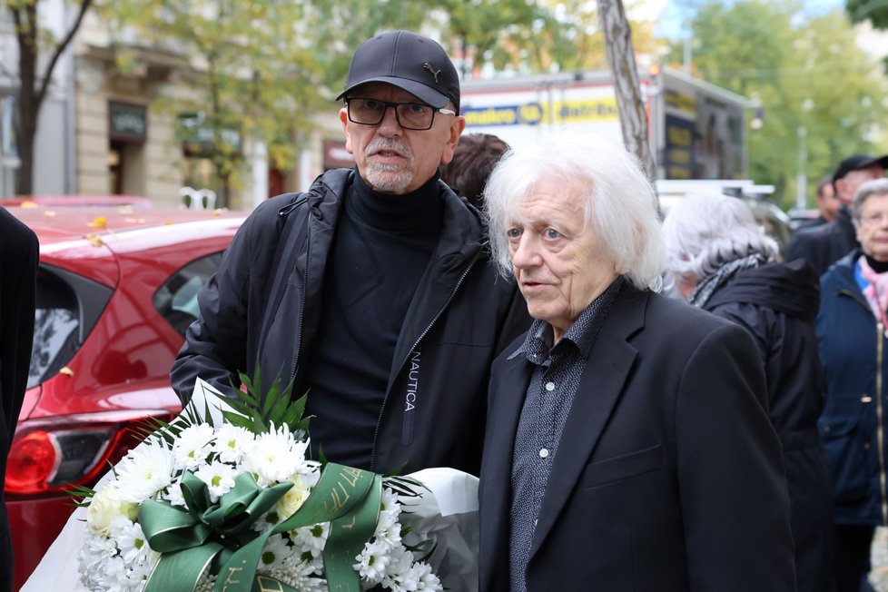 Václav Neckář s bratrem na pohřbu Eduarda Krečmara.