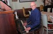 Jan všem zahrál na  místní stoleté  piano. 