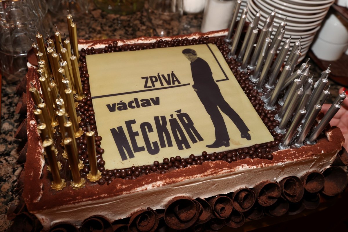 Narozeninový dort Václava Neckáře.