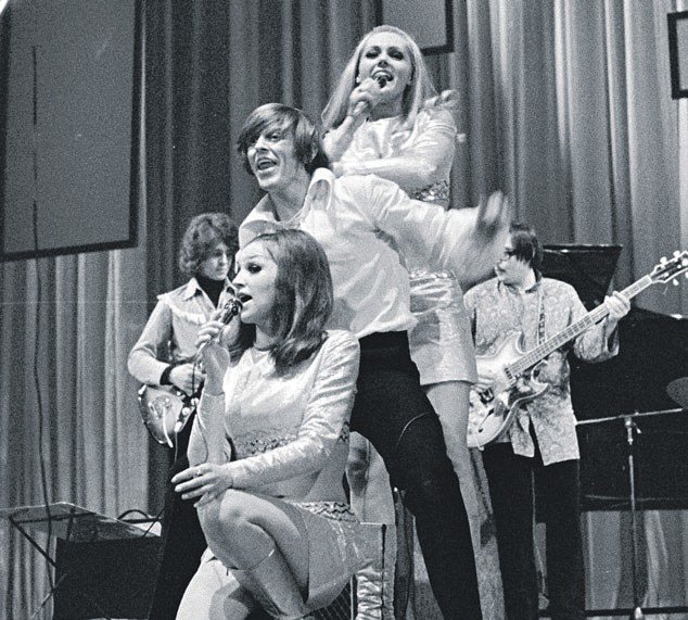 V letech 1968 až 1970 vystupoval s Vondráčkovou a Kubišovou v triu Golden Kids.
