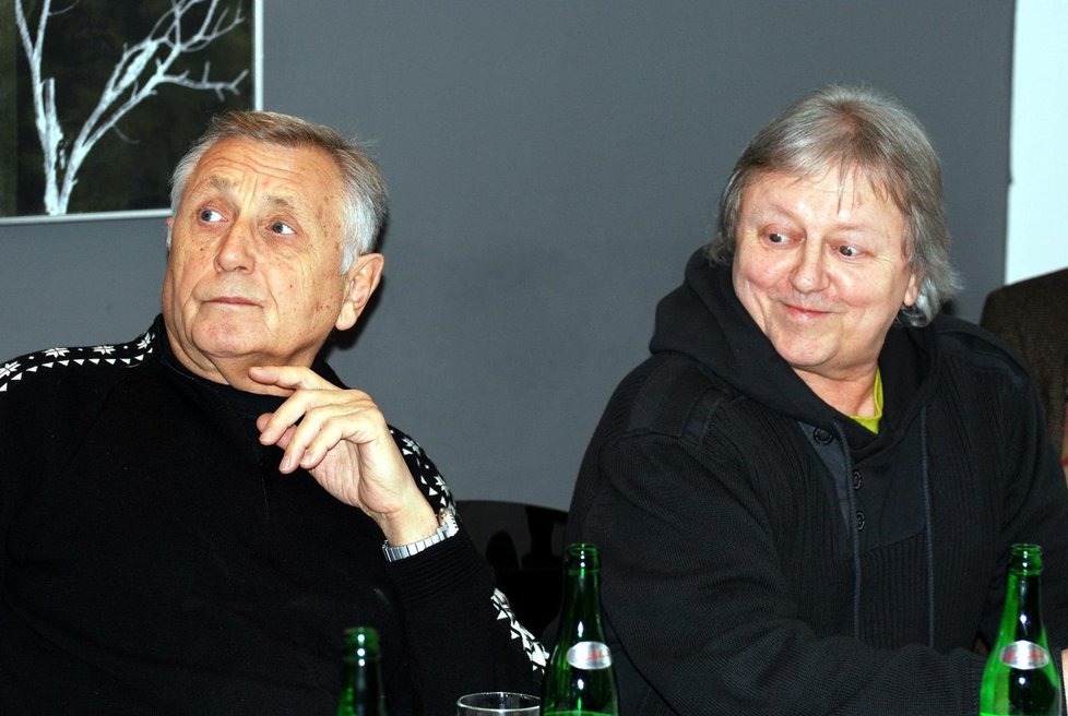 Václav Neckář s Jiřím Menzelem na zahajovací tiskovce k filmovému festivalu Cinema Mundi.