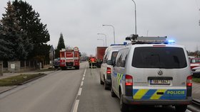 Tragickou nehodu vyšetřují od dopoledne brněnští policisté. Muž v SUV při vyjíždění z parkoviště na hlavní cestu nedal přednost náklaďáku. Po drtivém nárazu zemřel ještě před příjezdem záchranky.