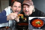 Redaktoři Nedělního Blesku vyzkoušeli nejpálivější polévku v Česku.