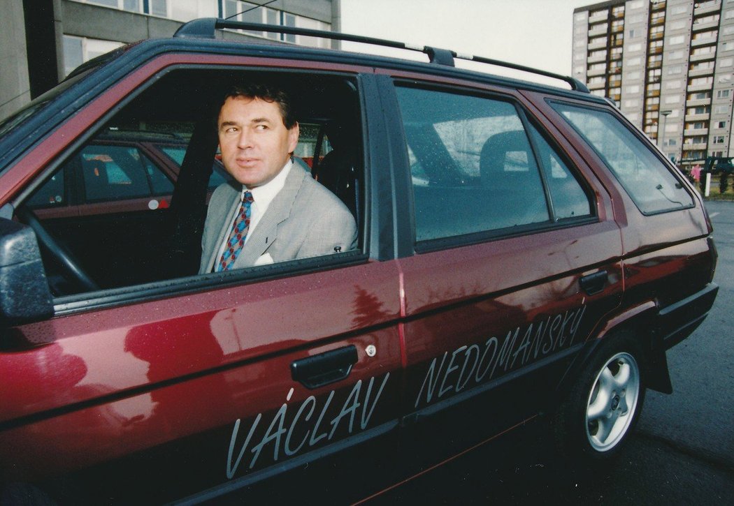 Legendární český hokejový útočník Václav Nedomanský ve své škodovce ze začátku devadesátých let