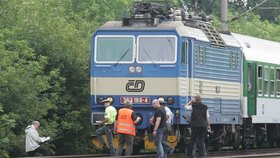 Nehoda u Chebu: Na přejezdu se srazilo auto se dvěma vlaky