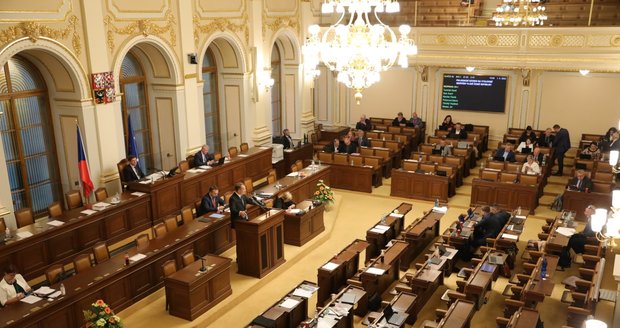 Sněmovní hádky o schodek 375 miliard korun: Vláda rozpočtovou novelu uhájila, Hrad přijde o peníze