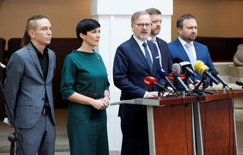 Spokojenost s politickou situací v Česku mírně vzrostla. Ale pořád je velmi chabá