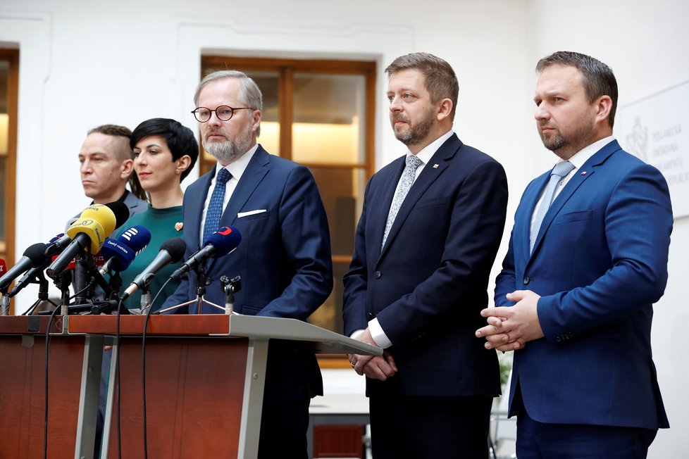 Jednání o nedůvěře vládě: Předsedové stran vládní koalice Ivan Bartoš (Piráti), Markéta Pekarová Adamová (TOP09), Petr Fiala (ODS), Vít Rakušan (STAN) a Marian Jurečka (KDU-ČSL)(17.1.2023)